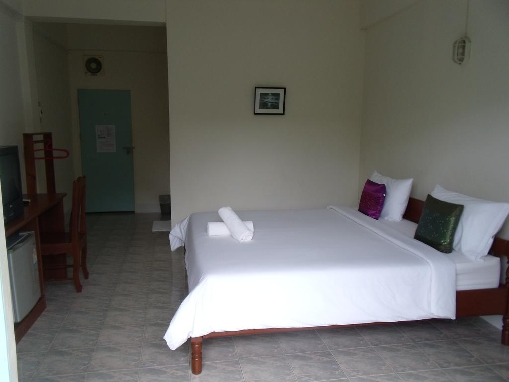 Albatross Guesthouse @ Thungwualaen Beach Pathiu Экстерьер фото